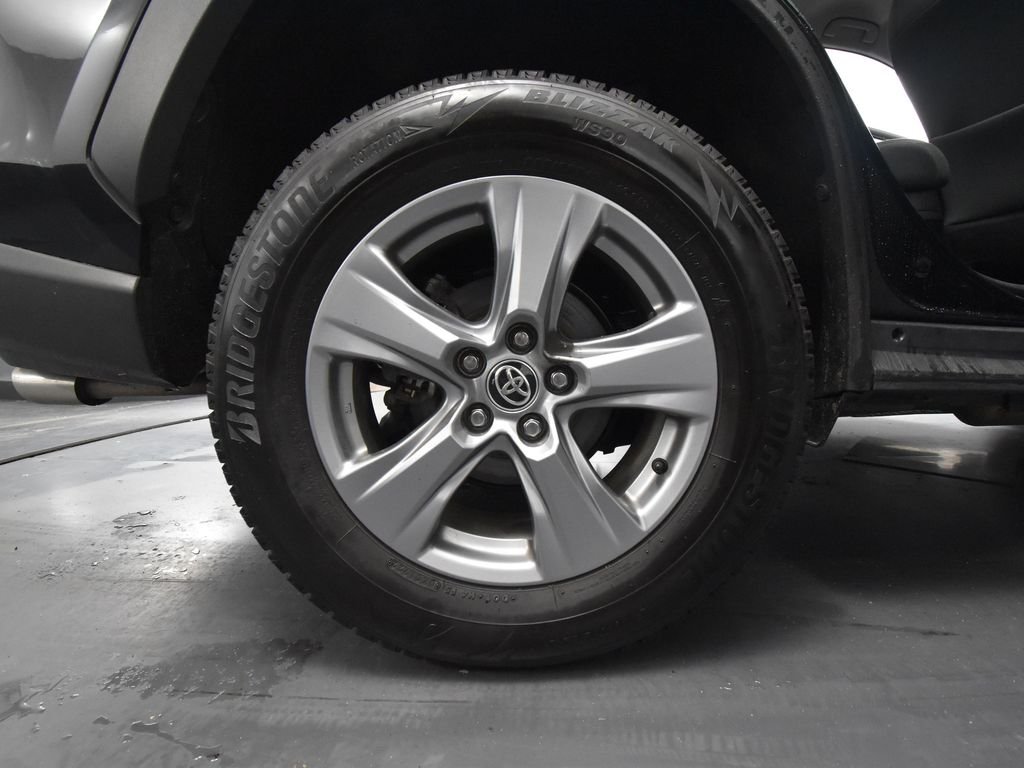 2022 Toyota RAV4 Hybrid XLE photo 11