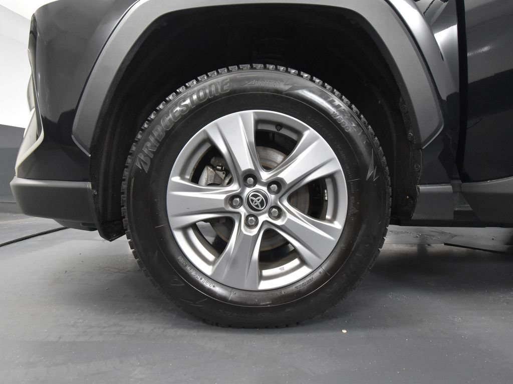 2022 Toyota RAV4 Hybrid XLE photo 13