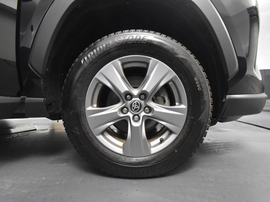 2022 Toyota RAV4 Hybrid XLE photo 12