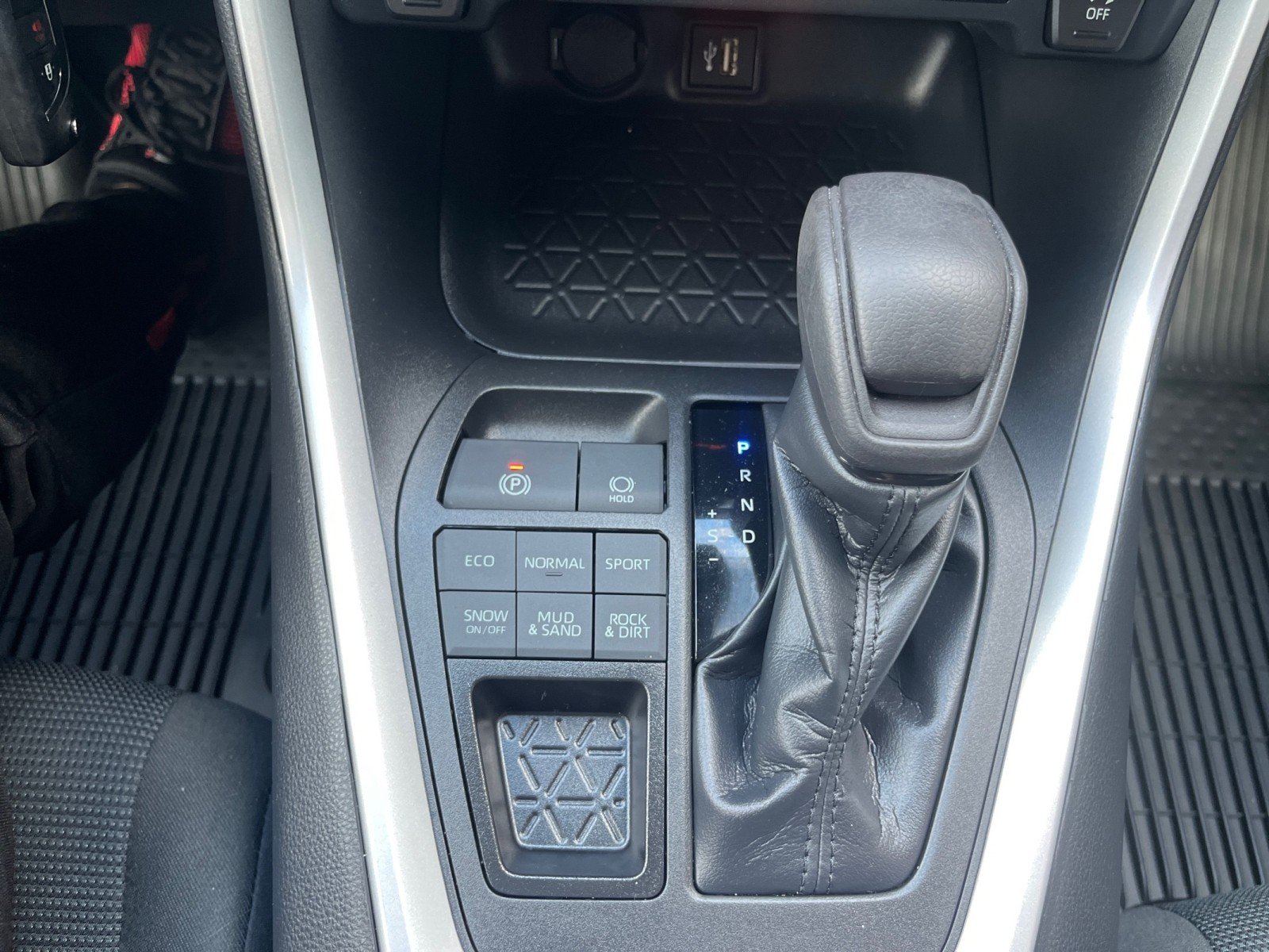 2023 Toyota RAV4 LE photo 14