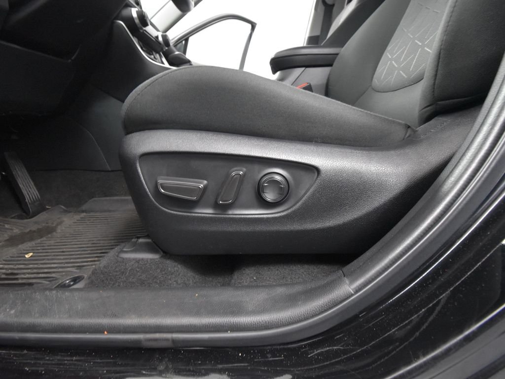 2022 Toyota RAV4 Hybrid XLE photo 16