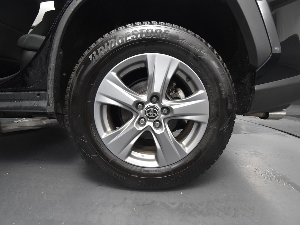 2022 Toyota RAV4 Hybrid XLE photo 10