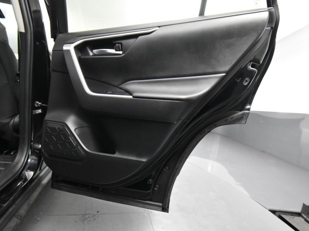 2022 Toyota RAV4 Hybrid XLE photo 33