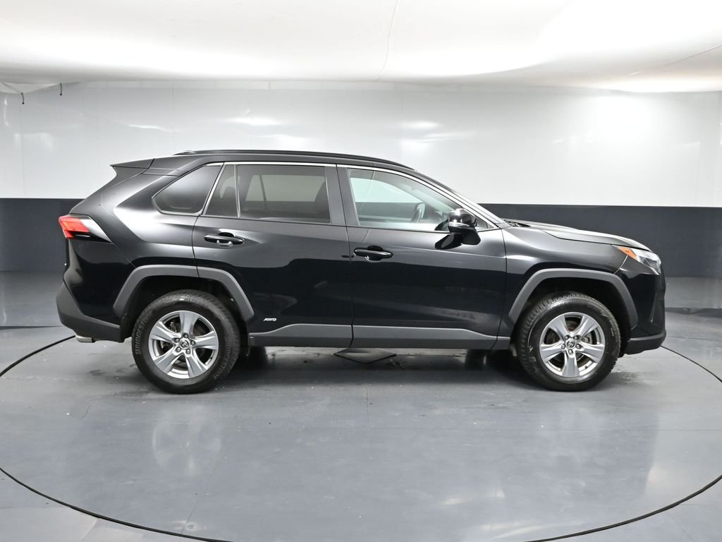 2022 Toyota RAV4 Hybrid XLE photo 3